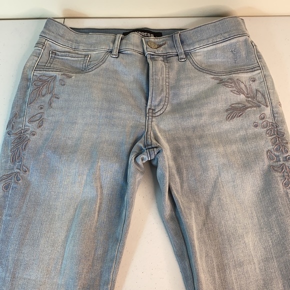 Express NWOT Mid Rise Embroidered Jean SHORT - Picture 8 of 10